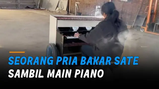 Pria yang berada di tempat piano itu langsung memainkan musiknya hingga membuat roda piano berputar dan bisa berjalan.