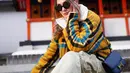 Liburan di Kyoto, Luna Maya padukan celana kargo khaki dan puffy jaket tartan yang trendy [@lunamaya]