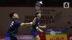 Pebulu tangkis ganda putra Indonesia Leo Rolly Carnando (kiri) dan Daniel Marthin mengembalikan bola ke arah lawannya pasangan Korea Selatan Kang Min Hyuk/Seo Seung Jae dalam babak perempat final turnamen Indonesia Open 2023 di Istora Senayan, Jakarta, Jumat (16/6/2023). (Liputan6.com/Herman Zakharia)