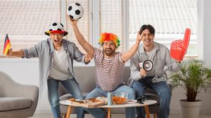 Bukan Cuma Jersey, Ini Cara Tetap Wangi dan Percaya Diri saat Nobar Piala Dunia