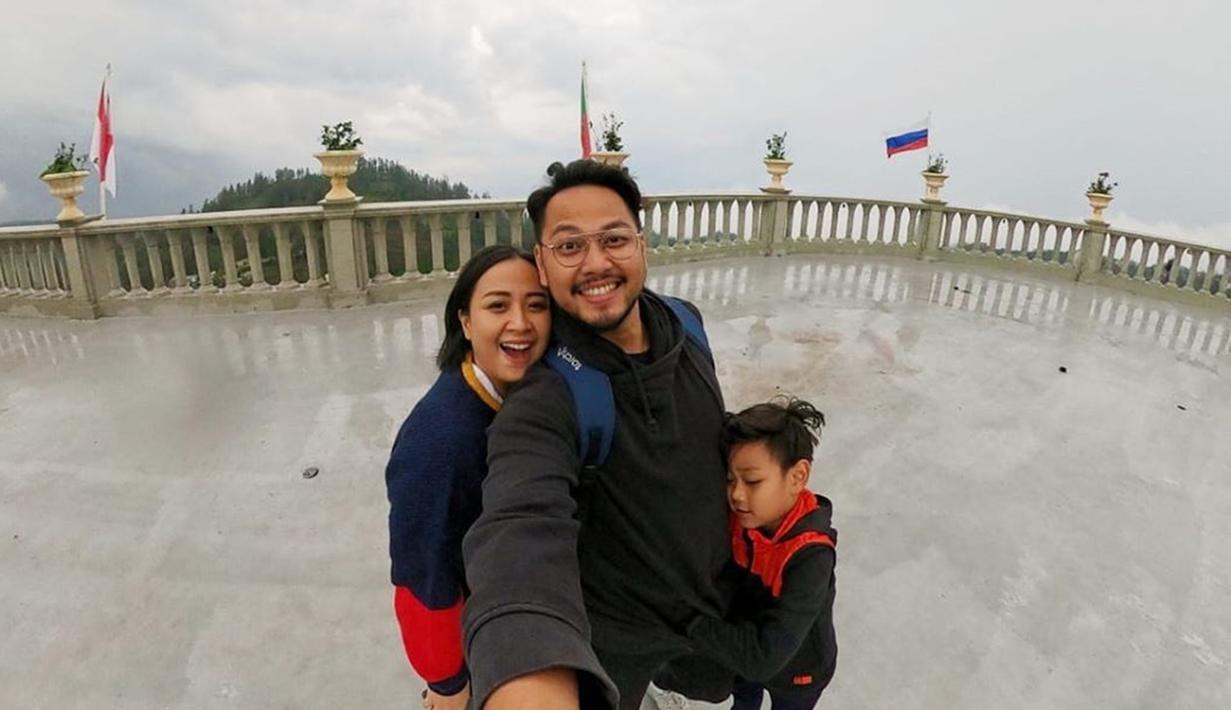 Penyanyi yang hits melalui tembang 'Jadikan Aku Yang Kedua' ini nampak sangat menikmati momen liburan bersama keluarga kecilnya. Ia pun sering mengunggah momen kebersamaan tersebut di akun Instagramnya. (Liputan6.com/IG/astridbasjar)