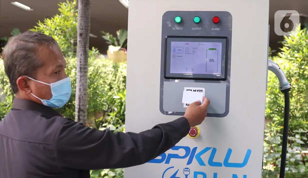 Petugas mengetap kartu sebelum mengisi daya listrik di SPKLU di Kantor PLN Pusat, Jakarta, Senin (9/11/2020). Pemerintah mendorong peningkatan ketersediaan  SPKLU hingga 2025 ditargetkan terbangun 3.465 unit SPKLU dan lima tahun kemudian menjadi 7.146 unit SPKLU. (Liputan6.com/Angga Yuniar)