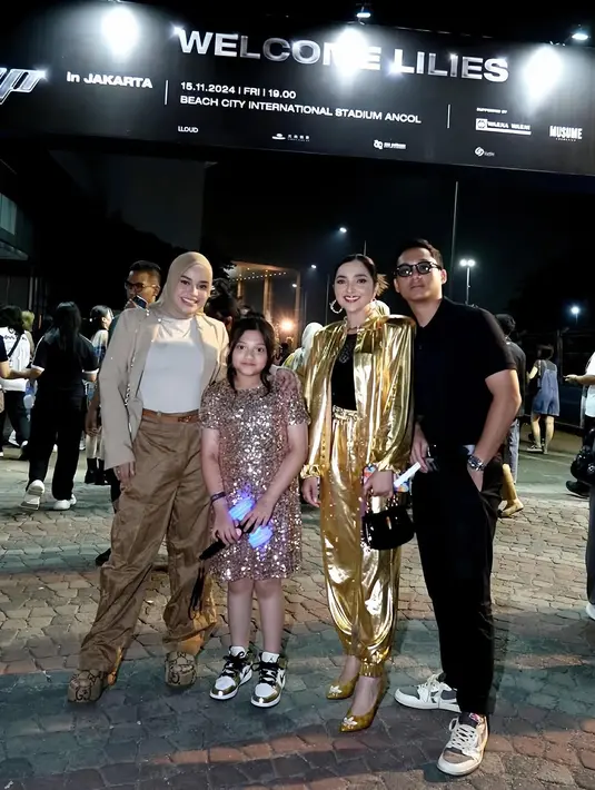 Ashanty dan anak-anaknya jadi Gucci gang saat hadiri acara fan meeting Lisa BLACKPINK di Jakarta. Mulai dari Aurel Hermansyah, Azriel, dan Arsy. [@queenarsy]