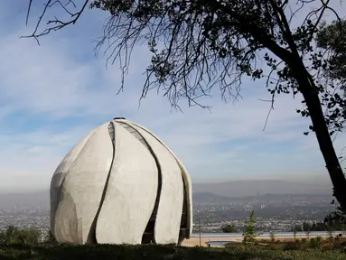 Pemandangan rumah ibadah umat Baha'i yang berdiri di pinggiran Santiago, Chile, Rabu (13/10). Bahai adalah agama monoteistik yang menekankan pada kesatuan spiritual bagi seluruh umat manusia. (Reuters/Pablo Sanhueza)