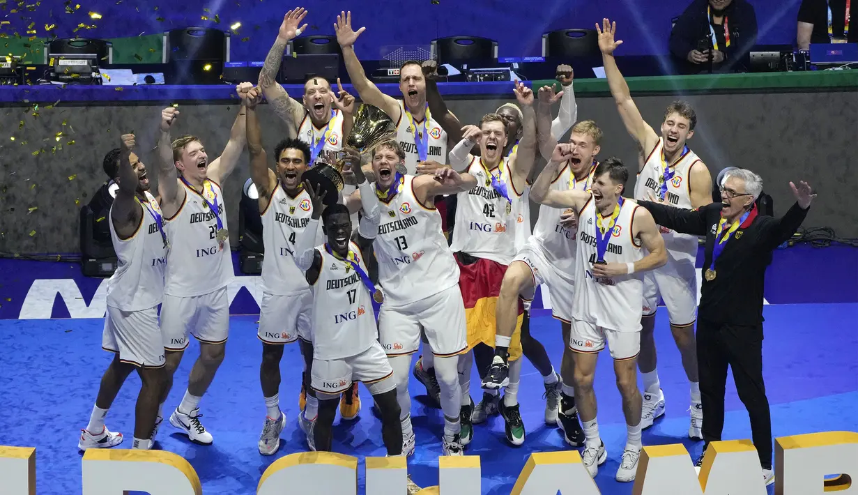 Pelatih Timnas Basket Jerman, Gordon Herbert (kanan), melakukan selebrasi bersama pemain setelah keluar sebagai juara Piala Dunia FIBA 2023 dalam pertandingan final yang berlangsung di Mall of Asia Arena, Pasay, Filipina, Minggu (10/9/2023) malam WIB. Gordon Herbert sukses memberikan gelar bergengsi bagi Timnas Basket Jerman setelah sebelumnya, dirinya juga sukses memberi gelar Basket Bundesliga dan FIBA Europe Cup untuk Skyliners Frankfurt. (AP Photo/Michael Conroy)