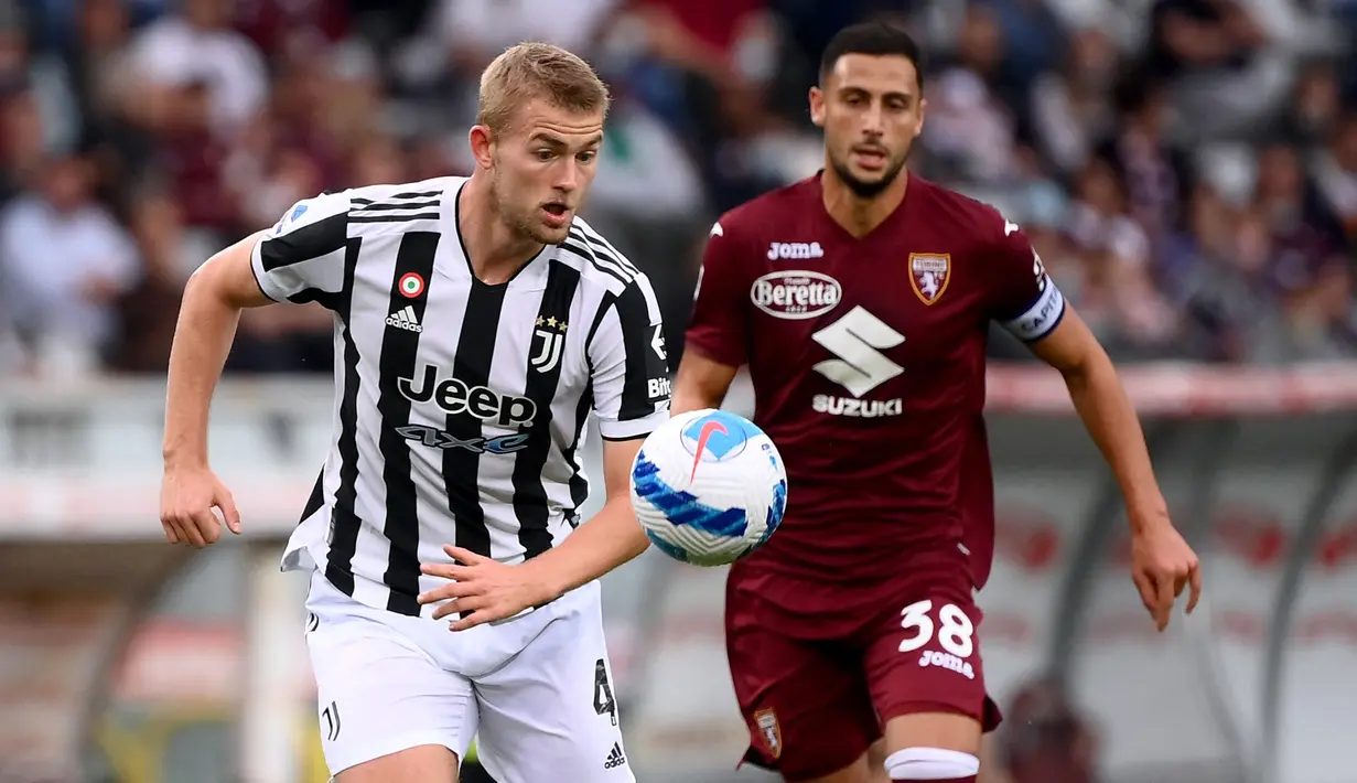 Matthijs de Ligt. Bek tengah Belanda berusia 22 tahun ini merupakan eks Ajax Amsterdam yang hijrah ke Juventus sejak 2019/2020 hingga kini. Bersama Juventus ia telah tampil dalam 83 laga di semua kompetisi dengan mencetak 6 gol dan 2 assist. (AFP/Marco Bertorello)