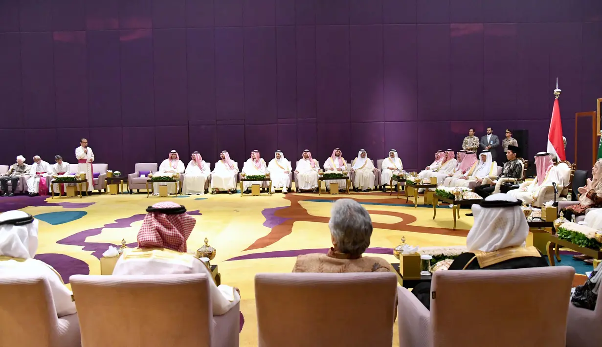 Suasana pertemuan Raja Salman dengan tokoh lintas agama Indonesia yang diprakarsai oleh pemerintah Indonesia digelar di ruang pertemuan Hotel Raffles, Kuningan, Jakarta, Jumat (3/3). (Biro Pers Setpres/Laily Rachev)