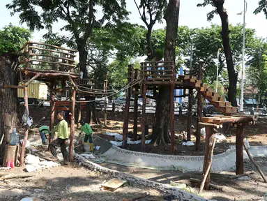 Petugas Dinas Kehutanan Jakarta Barat menyelesaikan pembangunan rumah pohon di kawasan Tomang, Jakarta, Selasa (19/11/2019). Pembangunan taman tersebut dilengkapi dengan rumah pohon untuk menambah ruang bermain anak. (Liputan6.com/Herman Zakharia)