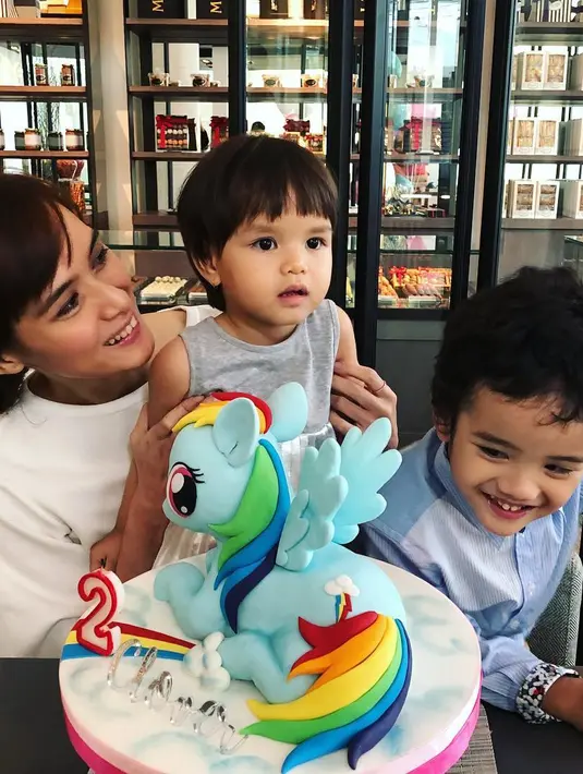 Renata mengaku bahwa kedua buah hatinya juga sering tanya kemana ayahnya. Ia juga mengajak kedua anaknya menjenguk suaminya di Rumah Sakit Ketergantungan Obat (RSKO). (Instagram/renata711)