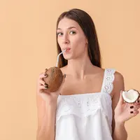 Ilustrasi minum air kelapa (Foto: Shutterstock/Pexel-Shot)