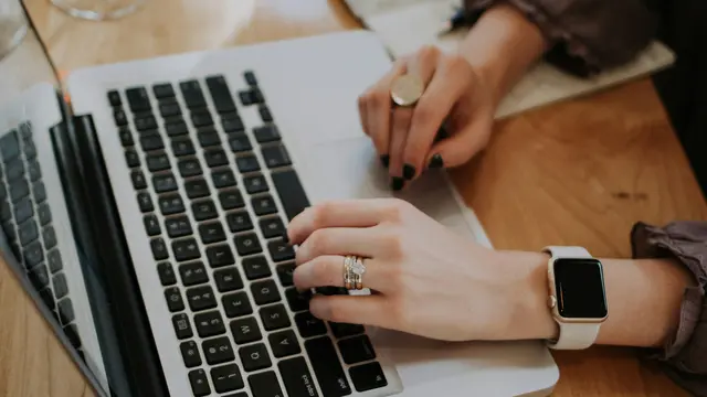 cara mengatur jam di laptop (sumber: unsplash)