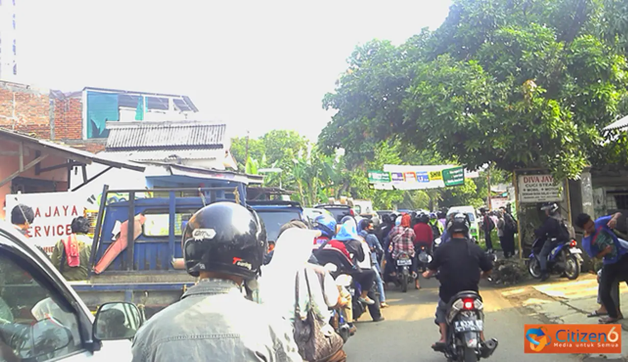 Citizen6, Bojong Gede: Penumpang antri menuju Stasiun Bojong Gede membuat angkutan perkotaan yang melintas menjadi penuh dan terbatas. Antrian penumpang angkutan menimbulkan kemacetan di Stasiun Bojong dan Citayaem. (Pengirim: Bli Made)