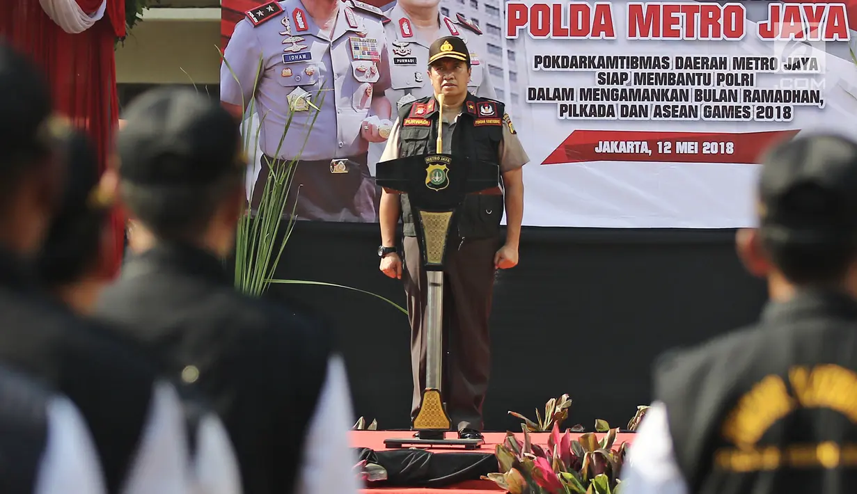 Wakapolda Metro Jaya, Brigjen Pol Purwadi mengenakan rompi memberi sambutan saat apel besar di lapangan Sabhara Mapolda Metro Jaya, Jakarta, Sabtu (12/5). (Liputan6.com/Herman Zakharia)