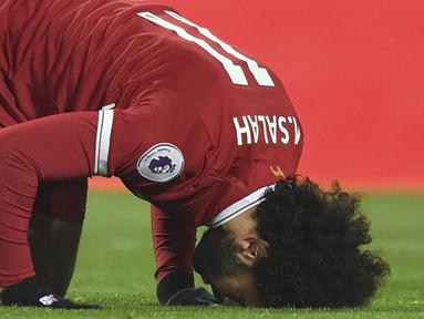 Mohamed Salah melakukan selebrasi sujud usai membobol gawang Newcastle United pada lanjutan Premier League di Anfield, Liverpool, (3/3/2018). Liverpool menang 2-0. (Anthony Devlin/PA via AP)