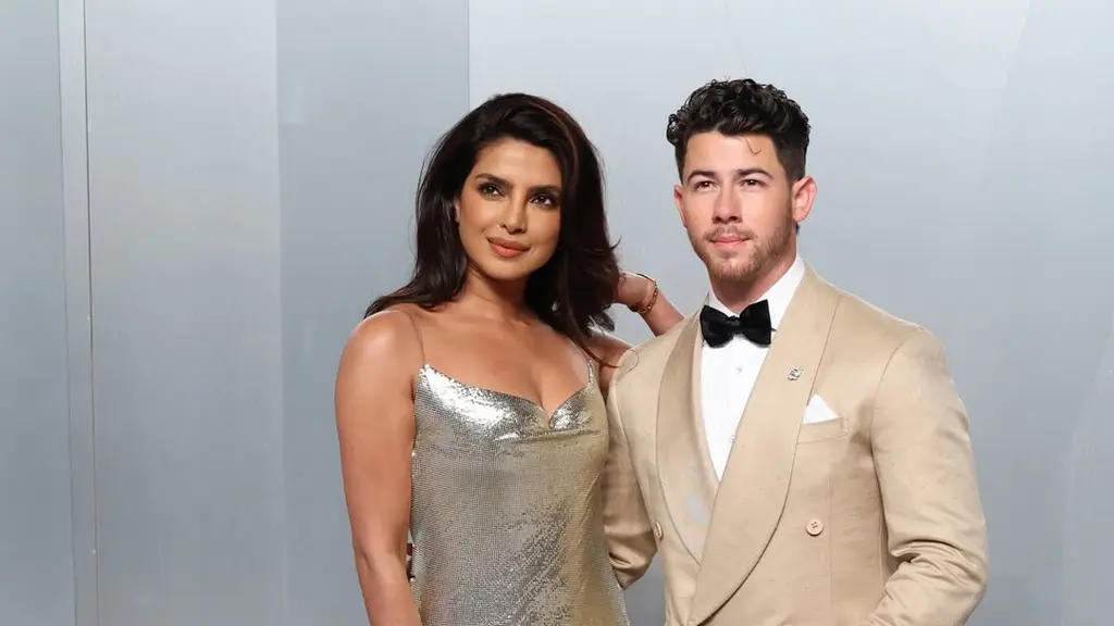 Pasangan power couple, Priyanka Chopra dan Nick Jonas, kembali membuktikan status mereka sebagai fashion icon. Priyanka mengenakan gaun metalik rancangan Stella McCartney dengan aksen fur yang dramatis, sementara Nick tampil sleek dalam tuxedo krem yang clean. Keduanya menghadirkan harmoni antara bold femininity dan refined masculinity.