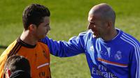  Cristiano Ronaldo (kiri) terlihat akrab bersama Zinedine Zidane saat sesi latihan di Kompleks Valdebebas sports,  Madrid, Spanyol (01/02/2014). (EPA/Juanjo Martin)