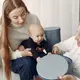 Setiap orangtua tentu menantikan momen ketika si kecil mulai mengeluarkan kata pertamanya. Namun sebelum benar-benar bisa mengucapkan kata dengan jelas, bayi akan melewati fase babbling atau mengoceh. (foto/dok: freepik/proostoleh)