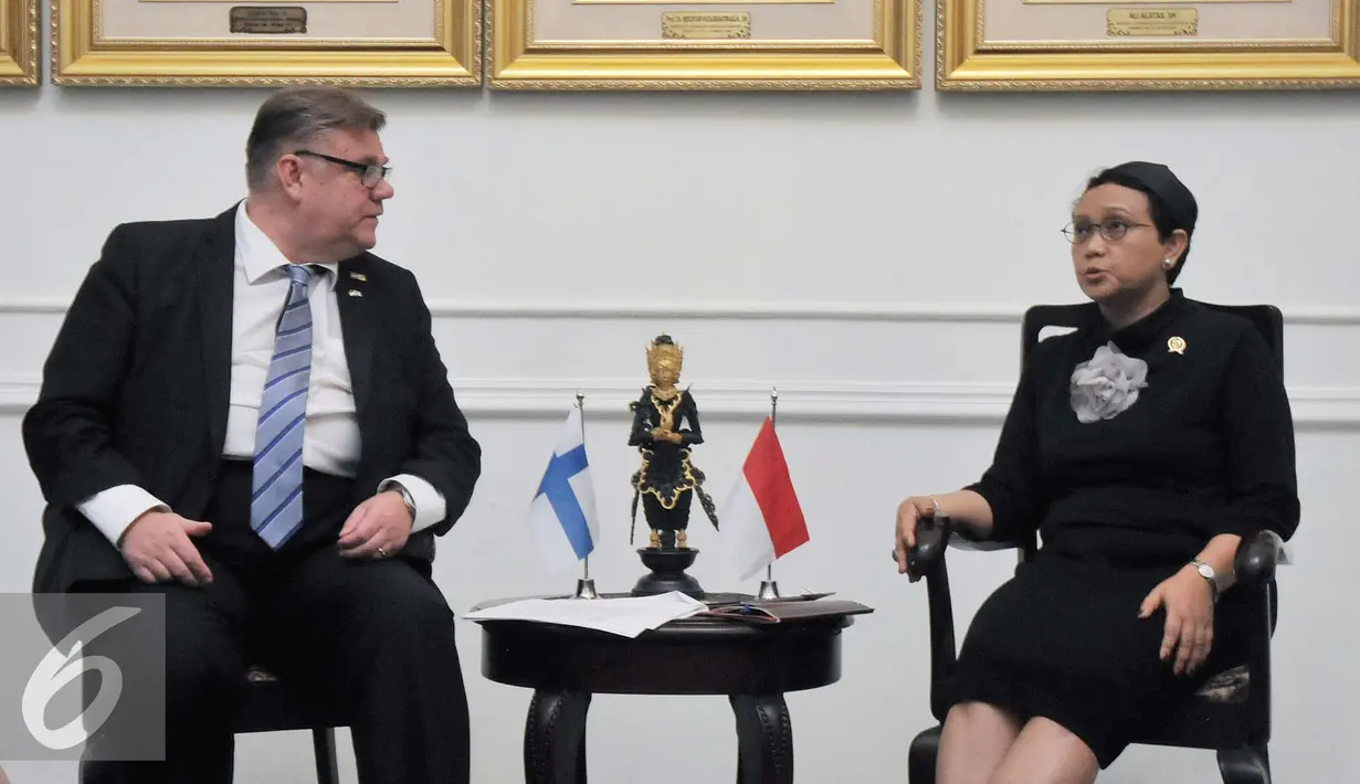 Menlu RI, Retno Marsudi (kanan) berbincang dengan Menlu Finlandia, Timo Soini di Gedung Pancasila, Jakarta, Senin (2/11/2015). Pertemuan membahas rencana kedatangan Presiden Finlandia ke Indonesia. (Liputan6.com/Helmi Fithriansyah)