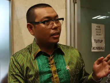 Anggota Komisi VII DPR, Mukhtar Tompo memberikan keterangan pers usai Rapat Dengar Pendapat di Gedung DPR/MPR, Jakarta, Kamis (9/2). Mukhtar mengaku mendapat perlakuan yang tidak menyenangkan dari Dirut PT Freeport Indonesia (Liputan6.com/Johan Tallo)