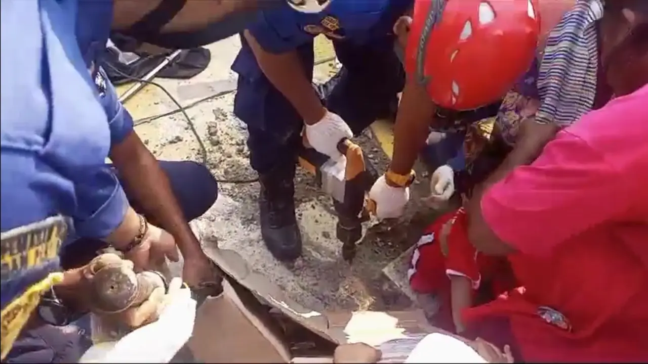 DPKP Kota Depok mengevakuasi balita yang kakinya terperosok di lubang tiang bulu tangkis, Sukmajaya, Kota Depok.