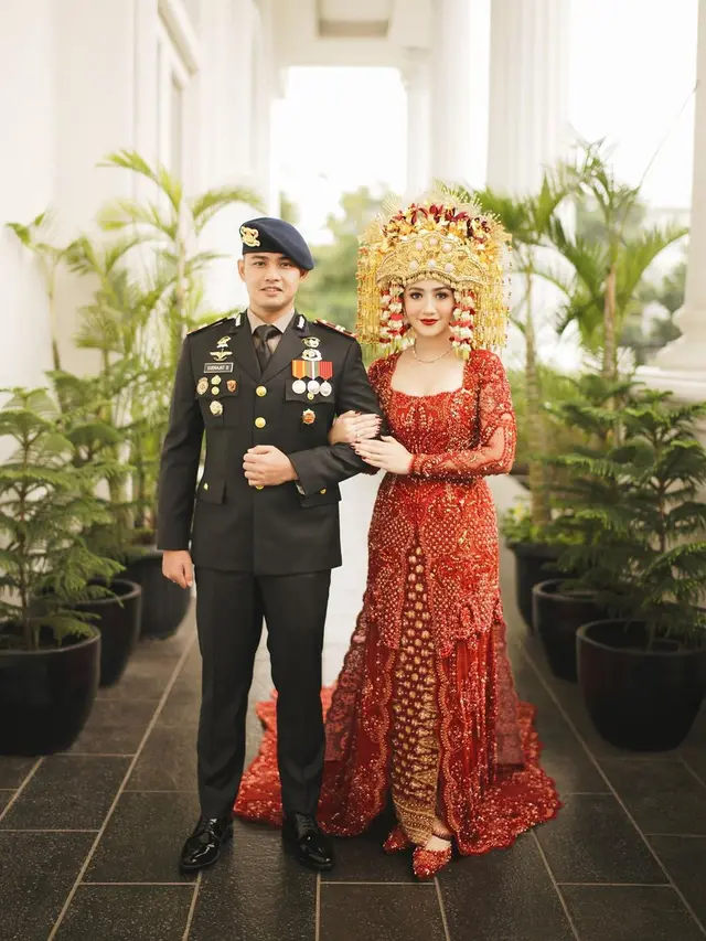 6 Pesona Glamor Febby Rastanty dalam Balutan Adat Palembang di Resepsi Pernikahan Bersama Drajad Djumantara