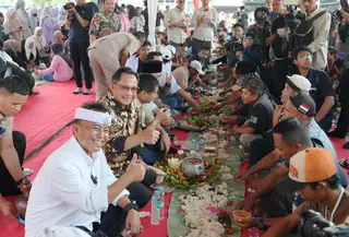 Nikmati Nasi Liwet, Mendagri Ngariung Bareng Sopir Truk Genteng di Purwakarta