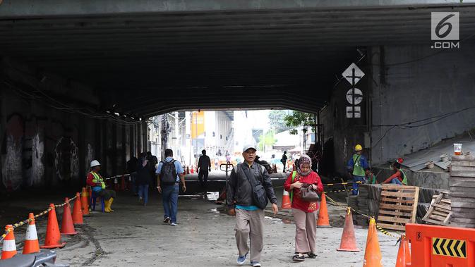 Pejalan kaki melewati underpass Sudirman yang ditutup bagi kendaraan bermotor di Jalan Kendal, Jakarta, Selasa (5/2). Penutupan juga untuk menunjang pengoperasian MRT Jakarta yang mulai beroperasi akhir Maret 2019. (Liputan6.com/Immanuel Antonius)