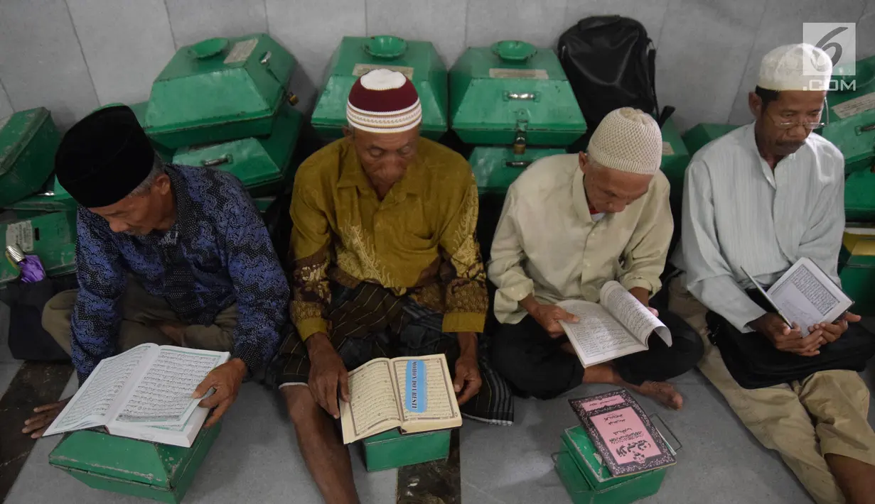 Jamaah membaca Alquran di Masjid Kauman Semarang, Senin (29/5). Setiap selepas sholat dzuhur hingga menjelang ashar masjid ini selalu dipenuhi banyak orang untuk mengikuti pengajian Al qur'an 30 juz. (Liputan6.com/Gholib)