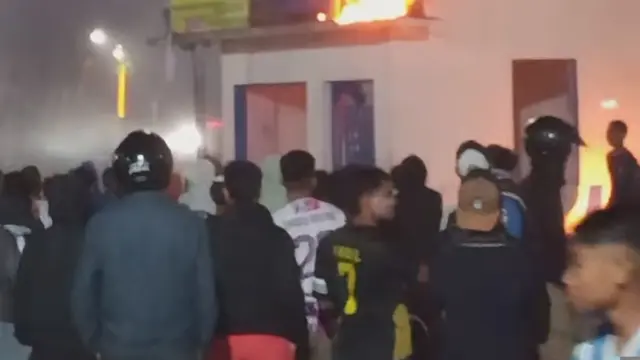 Massa geruduk Polres Sumba Barat Daya