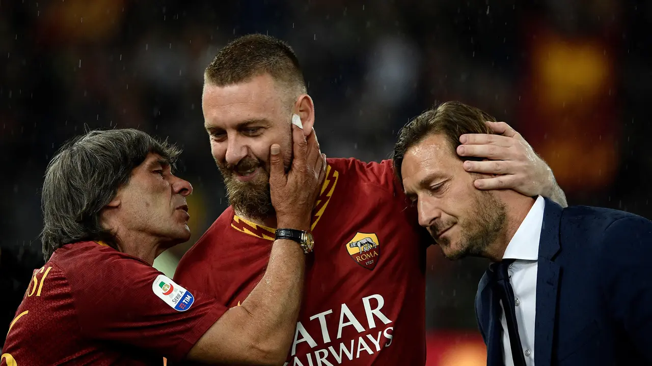 Foto: 6 Legenda Klub yang akhirnya Pensiun di Klub Lain, termasuk Alessandro Del Piero dan Steven Gerrard