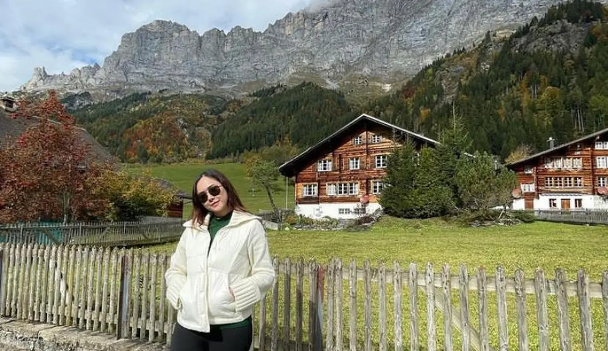 Gayanya disempurnakan dengan sneakers warna putih, kacamata hitam, serta tas Dior. (Instagram/aurakasih).