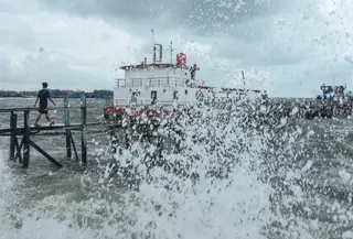 Gelombang tinggi dan angin kencang menghantam pesisir Jakarta, Kamis (9/1/2020). Pemprov DKI Jakarta melalui Dinas Sumber Daya Air (SDA) memetakan kawasan yang rawan diterjang banjir rob selama cuaca ekstrem melanda Jakarta pada 9 hingga 12 Januari 2020. (merdeka.com/Imam Buhori)