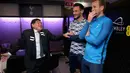 Diego Maradona (kiri) tertawan dan memberikan saran kepada Harry kane dan Hugo Lloris sebelum laga melawan Liverpool di Wembley Stadium, London, (22/10/2017). (Bola.com/Tottenhamhotspur.com)
