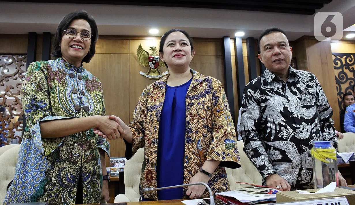 Ketua DPR Puan Maharani (tengah) didampingi Wakil Ketua DPR Sufmi Dasco Ahmad bersalaman dengan Menkeu Sri Mulyani saat rapat konsultasi di Ruang Pansus B, Kompleks Parlemen, Jakarta, Senin (16/12). Rapat membahas program Omnibus Law dan RUU Prolegnas Prioritas tahun 2020. (Liputan6.com/Johan Tallo)