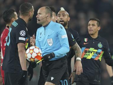 Liverpool menjadi tim yang dipayungi keberuntungan atas keputusan wasit di musim 2021/2022 ini di berbagai ajang kompetisi. Delapan kartu merah telah dikeluarkan para pengadil di lapangan hijau untuk para lawan Liverpool. Berikut delapan kartu merah tersebut. (AP/Jon Super)
