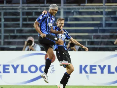 Pemain Atalanta Luis Muriel (kiri) melakukan selebrasi usai mencetak gol ke gawang Bologna pada pertandingan Liga Italia Serie A di Stadion Gewiss, Bergamo, Italia, Selasa (21/7/2020). Atalanta menang 1-0 dan kembali menempati posisi dua klasemen. (Giuseppe Zanardelli/LaPresse via AP)