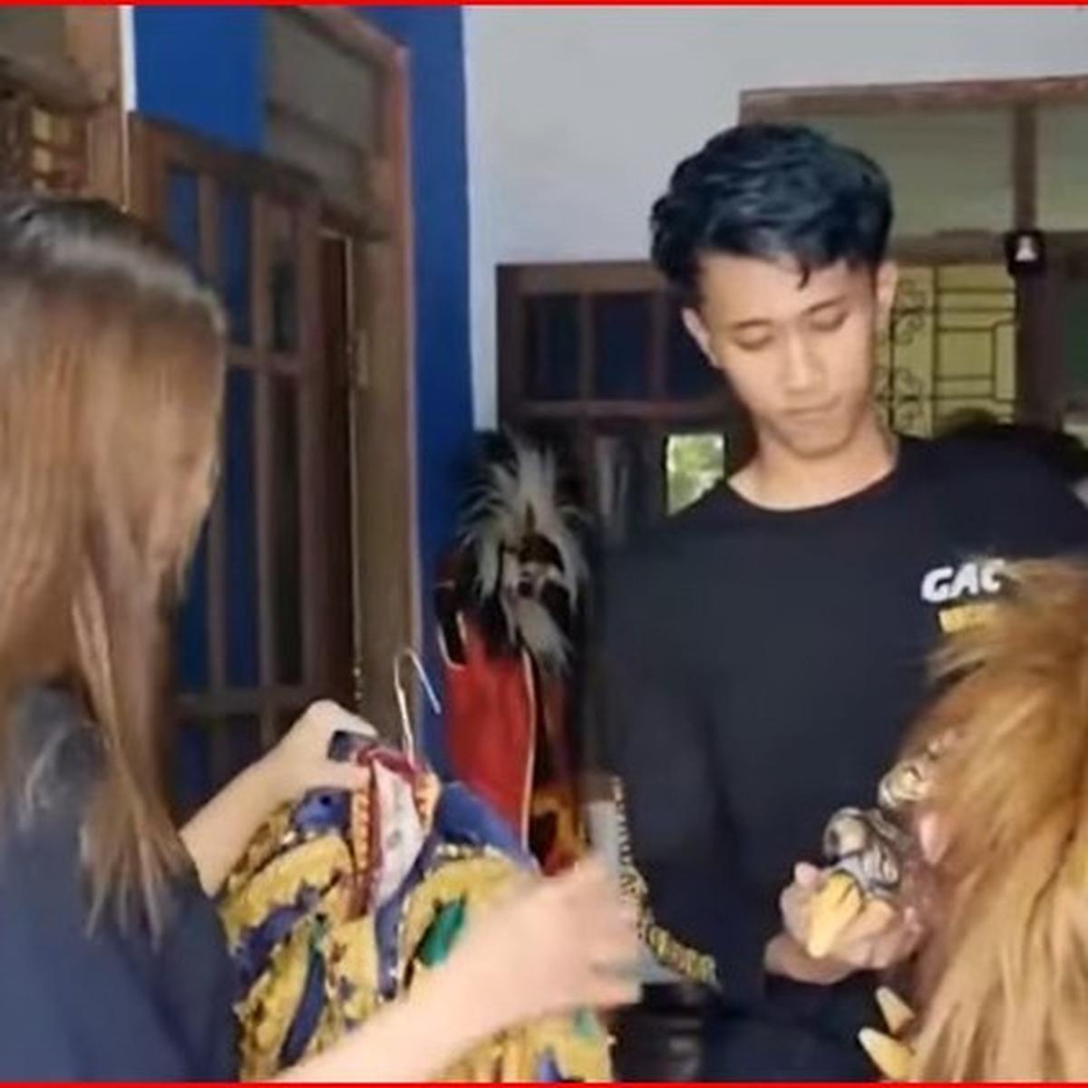 Mahasiswa Boyolali jalani usaha pembuatan topeng reog