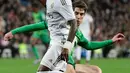 Pemain depan Real Madrid, Vinicius Junior berebut bola dengan bek Real Sociedad, Aritz Elustondo pada laga perempat final Copa del Rey di Santiago Bernabeu, Kamis (6/2/2020). Real Madrid gagal melaju ke semifinal Copa del Rey setelah dibungkam Real Sociedad dengan skor 3-4. (JAVIER SORIANO/AFP)