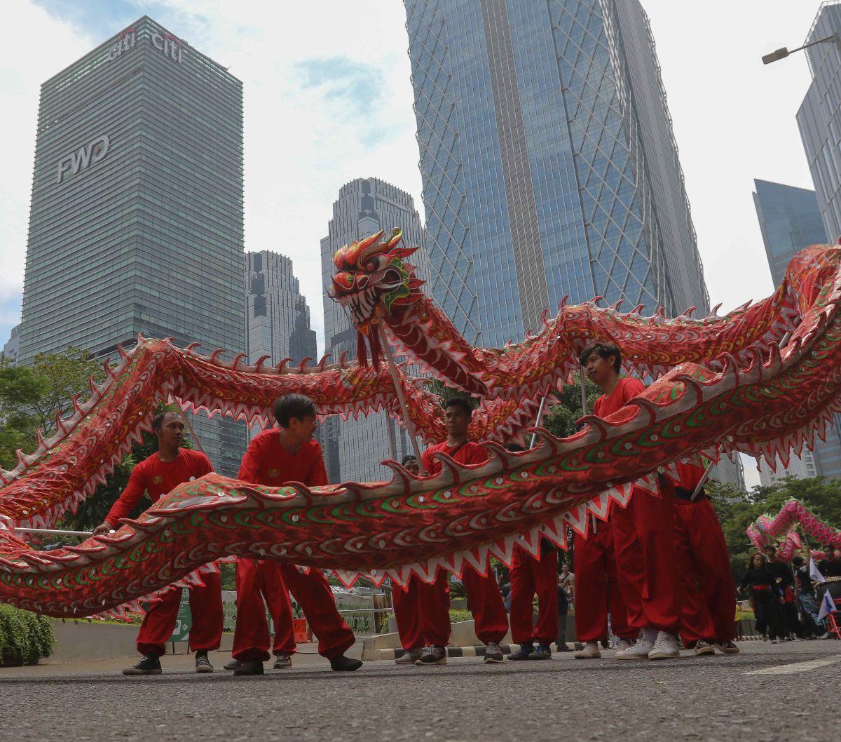Seniman memainkan atraksi liong naga selama perayaan Cap Go Meh 2024 di kawasan SCBD, Jakarta, Sabtu (24/2/2024). Festival Cap Go Meh tersebut digelar sebagai puncak perayaan Tahun Baru Imlek Naga Kayu 2575.&nbsp;