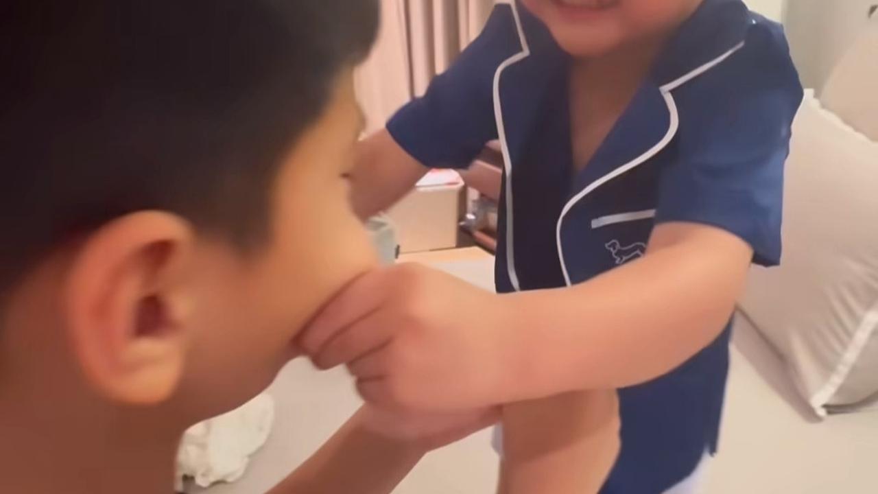 Potret Rayyanza Dimandikan & Dipakaikan Baju Sama Rafathar, Ngaku Sayang ke Aa Segede Bumi - Tak Henti Cubit dan Cium
