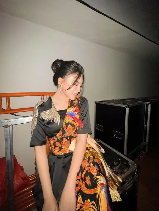 Inilah potret Anneth saat di balik panggung dengan nuansa gelap tanpa ada penerang ruangan. Ia hanya bisa mengandalkan bantuan flash kamera. (Liputan6.com/IG/@anneth.dlc).