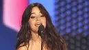 Penyanyi Camila Cabello dianugerahi sebagai Lagu Pop/Rock Terfavorit untuk lagu 'Havana' pada American Music Awards 2018 di Los Angeles, Selasa (9/10). Cabello berhasil mengalahkan penyanyi pria Drake dan Ed Sheeran. (Frederick M. Brown/Getty Images/AFP)