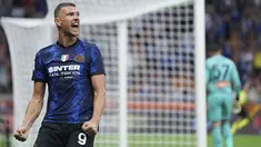 Penyerang Inter Milan, Edin Dzeko berselebrasi usai mencetak gol ke gawang Genoa pada pertandingan perdana Liga Serie A Italia di stadion San Siro di Milan, Italia, Sabtu (21/8/2021). Inter Milan menang telak atas Genoa dengan skor 4-0. (Spada/LaPresse via AP)