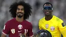 Meshaal Barsham (kanan) dan Akram Afif berfoto bersama saat mendapatkan pengharagaan kiper terbaik dan pemain terbaik Piala Asia 2023 di Lusail Stadium, Doha, Qatar, Sabtu (10/02/2024). (AP Photo/Thanassis Stavrakis)