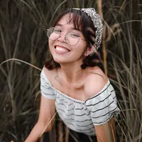 ilustrasi perempuan tersenyum/Photo by Abet Llacer from Pexels