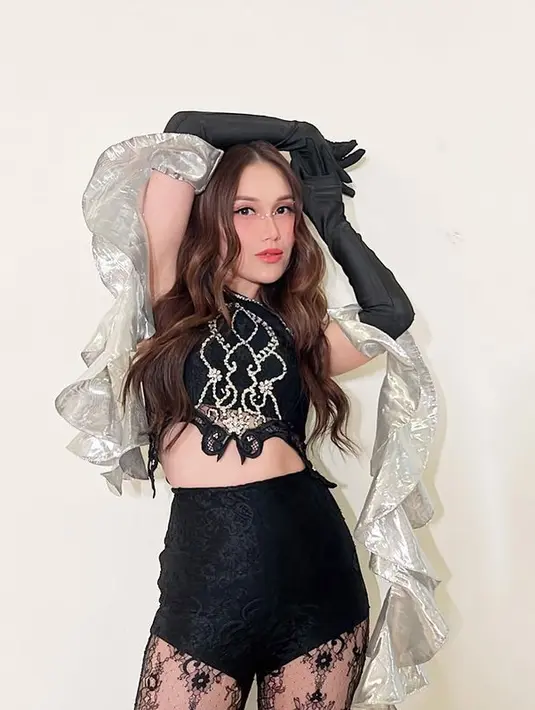 Ayu Ting Ting kerap tampil fashion yang glamor dengan sentuhan modern. Termasuk saat tampil di event Hey Fest kali ini. [Foto: Instagram/ Ayutingting]