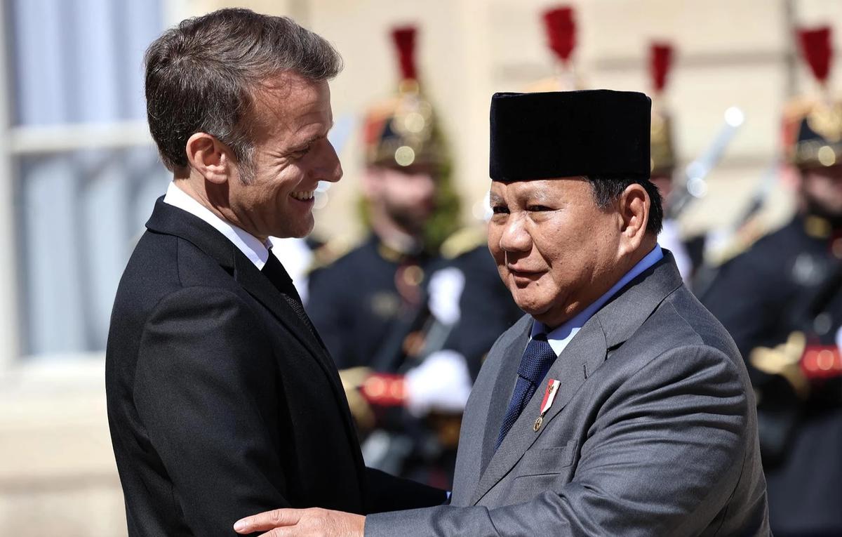 FOTO: Presiden Macron Sambut Hangat  Prabowo di Istana Elysee Paris