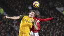 Duel pemain Brighton, Lewis Dunk (kiri) dan pemain Manchester United, Romelu Lukaku pada lanjutan Premier League di Old Trafford, Manchester,(25/11/2017). Manchester United menang tipis 1-0. (Martin Rickett/PA via AP)