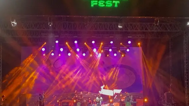 Parade Hujan membawakan lagu Maka Diturunkanlah Hujan bersama Adrian Yunan. (Liputan6.com/Jihan Rafifah)