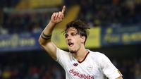 Bintang AS Roma, Nicolo Zaniolo merayakan gol yang ia cetak ke gawang Hellas Verona, Selasa (1/11/2022) dini hari WIB. (Paola Garbuio/LaPresse via AP)